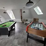 Casa de Férias Maisons De Familles Beautiful With A Pool Table Foosball Table