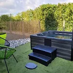 Casa de Férias Maisons De Familles Beautiful With A Pool Table Foosball Table