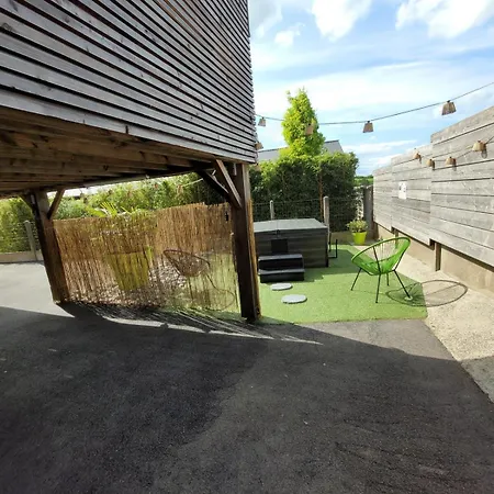Maisons De Familles Beautiful With A Pool Table Foosball Table 度假居