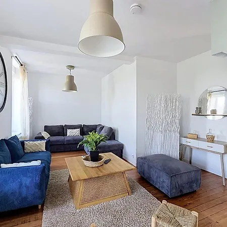 Maisons De Familles Beautiful With A Pool Table Foosball Table